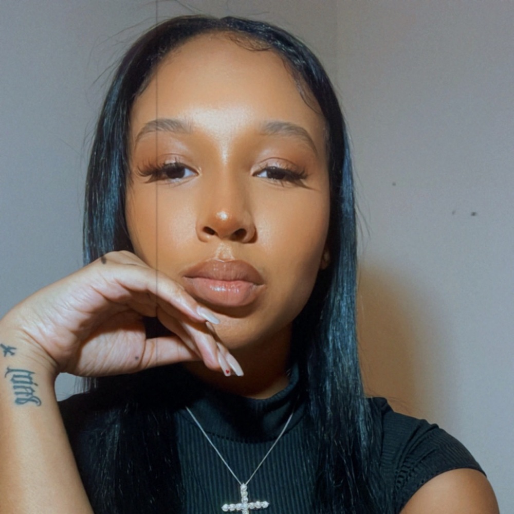 Meet your Posher, Adria